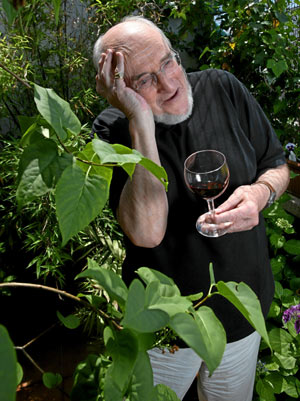 El escritor Álvaro Pombo, en la terraza de su casa. (Foto: Antonio Heredia)