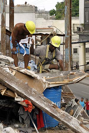 Varios obreros se afanan por reconstruir un edificio en La Habana. (Foto: EFE)