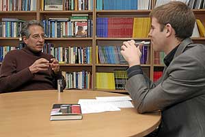 Jay Belsky, con el autor de la entrevista, Eduardo Su�rez. (Foto: Miguel �ngel Fonta)