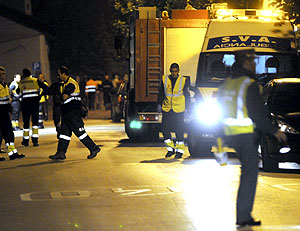 Miebros de las fuerzas de seguridad y sanitarios, en la zona del siniestro. (Foto: Pedro Puente)