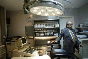 El doctor Morín, en una de sus clínicas en una imagen de archivo. (Foto: Quique García)