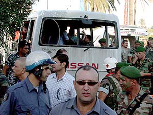 Estado en el que ha quedado el autob�s tras la explosi�n. (Foto: EFE)