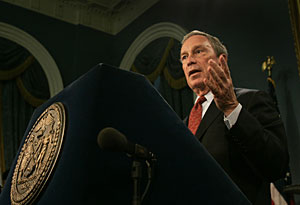 El alcalde Bloomberg, durante su anuncio. (Foto: REUTERS)