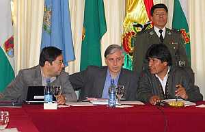 Evo Morales, junto a dos de sus ministros, al inicio de la reuni�n. (Foto: EFE)