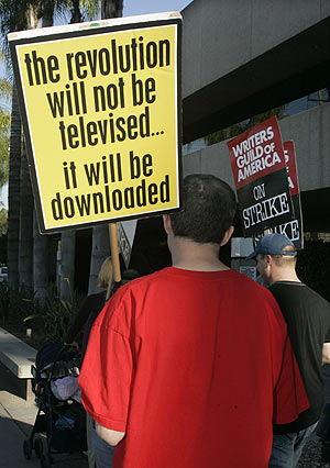 Guionistas manifestándose en febrero de 2008. La huelga de guionistas puede volver a la industria. (Foto: REUTERS)