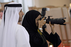 Una fot�grafa de Emiratos �rabes Unidos toma una instant�nea. (Foto: AFP)