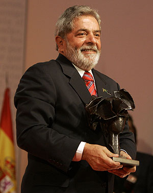 El presidente brasileño posa con el Premio Don Quijote de la Mancha, que recibió en Toledo. (Foto: AP) El presidente brasileño posa con el Premio Don Quijote de la Mancha, que recibió en Toledo. (Foto: AP)
