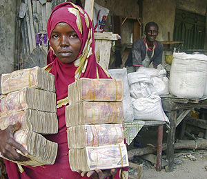 Una mujer somalí con varios fajos de billetes, por el alto precio de los alimentos. (Foto: Reuters)