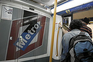 Dos viajeros de la línea 3 se bajan en una de las estaciones. (Foto: Jaime Villanueva)