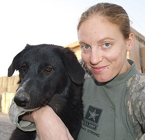 La militar estadounidense y la perra iraquí adoptada posan juntas. (Foto: AP)