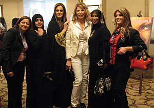 La directora Inas al Degheidy, de blanco, junto a otras asistentes al Foro. (Foto : J.E.)