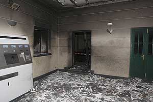 Estado en el que ha quedado la máquina expendedora de billetes de la estación de Bérriz. (Foto: EFE)