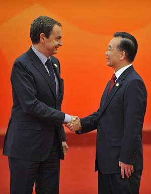 Zapatero saluda al primer ministro chino, Wen Jiabao. (Foto: AFP)