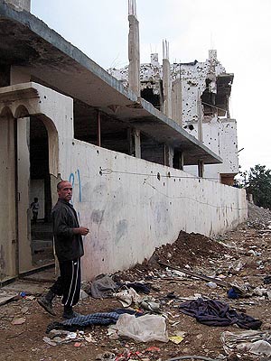 Ahmed Ali, ante uno de los edifcios de la calle donde reside, en las proximidades del 'campo viejo'. (Foto: Mónica G. Prieto)