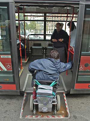 Una mujer en silla de ruedas subiendo a un autobus urbano. (Foto: Jose Ayma)