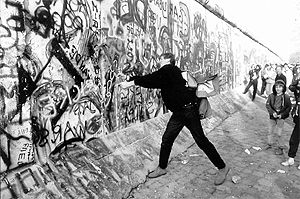 Un hombre golpea con un pico el Muro de Berlín, al día siguiente de su 'caída' oficial. (Foto: J. Langevin/SYGMA)