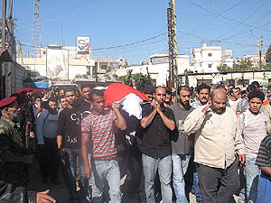 Familiares y amigos transportaban el cádaver de un miembro de Fatah, asesinado a tiros en Ain al Hilweh, el pasado viernes.