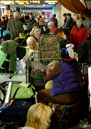 Largas colas y aglomeraciones en el aeropuerto de Fiumicino. (Foto: AP) Largas colas y aglomeraciones en el aeropuerto de Fiumicino. (Foto: AP)