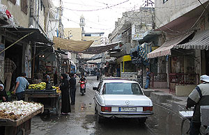 El minarete de la mezquita de Zafzaf despunta en la calle principal de Ain al Hilweh. (Foto: M. G. P.)