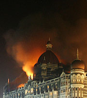 El hotel Taj, en llamas. (Foto: REUTERS)