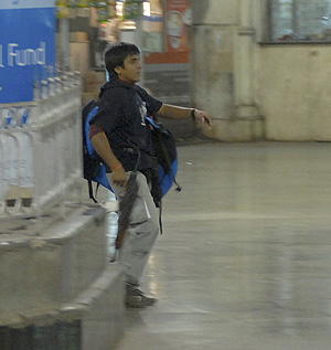 Un supuesto terrorista en el ataque el miércoles en la estación de trenes de Bombay. (Foto: REUTERS)