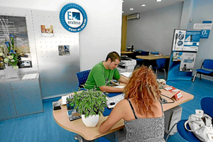 La eléctrica devuelve el dinero a los usuarios que se quejan. (Foto: Santi Cogolludo)