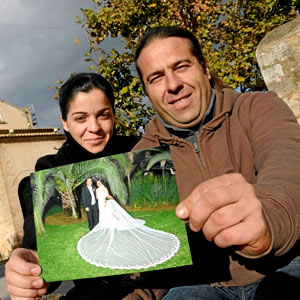 La pareja con una imagen de su boda. (Foto: Cati Cladera)