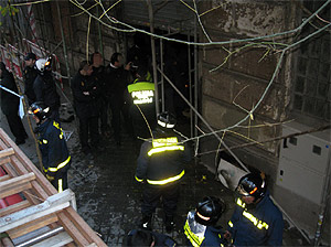 Policías y bomberos en el lugar de los hechos. (Ayto.) Policías y bomberos en el lugar de los hechos. (Ayto.)