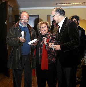 Javier Le�n de la Riva, �ngeles Porres y Ramiro Ruiz Medrano, antes de votar en la elecci�n de compromisarios. (Foto: MONTSE �LVAREZ)