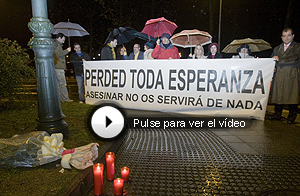 Flores, velas y concentración en Azpeitia. (Foto: Iñaki Andrés)