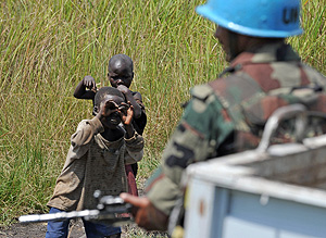 Unos niños bromean con un soldado de los 'cascos azules' cerca del campo de refugiados de Mugumba. (Foto: AFP)