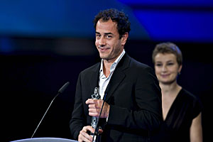 Garrone, con su premio a mejor director por 'Gomorra'. (Foto: EFE)