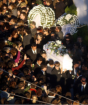 Un momento del funeral en Atenas de Alexandros Grigoropoulos. (Foto: REUTERS)