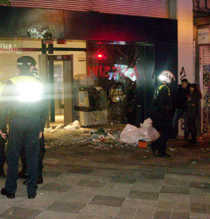 Fachada de la comisaría de la calle Montera (Madrid), atacada por los manifestantes. (Foto: Fernanda Barbosa)
