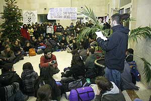 Un estudiante lee las reivindicaciones durante el encierro en la Complutense de Madrid. (Foto: Gonzalo Arroyo)