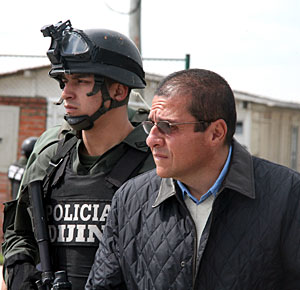El narcotraficante, escoltado a un avión de la DEA. (Foto: EFE)