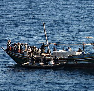 Los piratas se rinden ante la Armada india. (foto: AFP) Los piratas se rinden ante la Armada india. (foto: AFP)