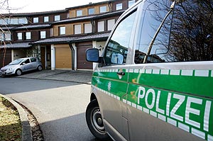 Furgón policial aparacado frente a la casa de Alois Mannichl en Passau. (Foto: AFP)