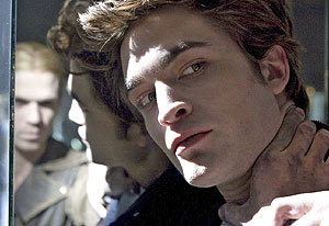 Fotograma de 'Crepúsculo', con el actor Robert Pattinson en primer plano. (Foto: EL MUNDO)