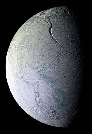 Imagen captada por la sonda 'Cassini' de las grietas en Encelado que sugieren la presencia de un océano subterráneo de agua líquida. (Foto: NASA)