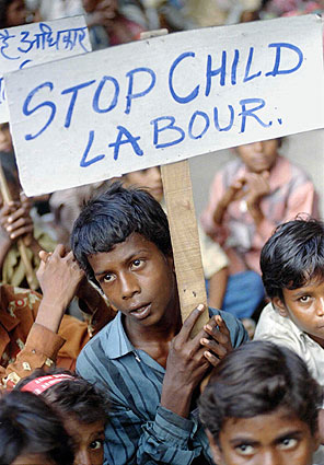 Varios niños manifestándose contra la explotación infantil ante el Parlamento. (Foto: REUTERS)