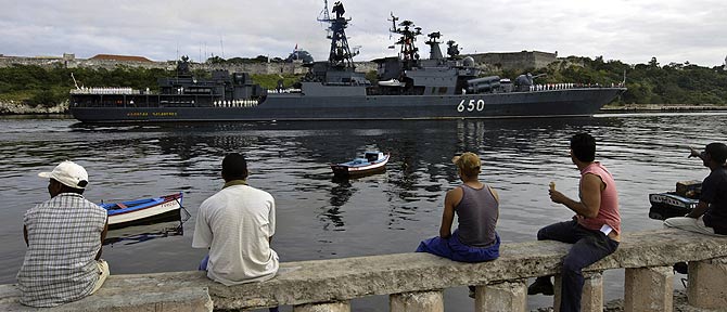 Varios cubanos observan con expectación la presencia de un imponente navío ruso. (Foto: AFP)