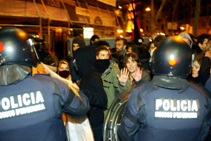 Los Mossos intentan disolvera los manifestantes. (Foto: Domènec Umbert) Los Mossos intentan disolvera los manifestantes. (Foto: Domènec Umbert)
