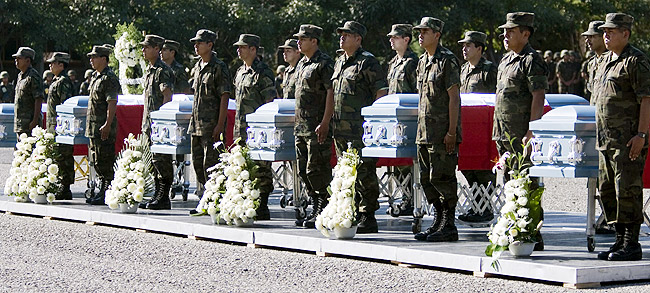 Instantánea del entierro a los ocho militares fallecidos. (AP)