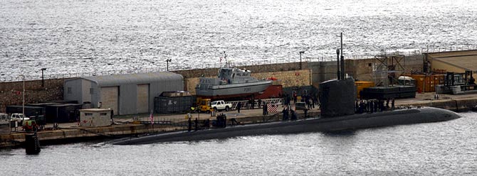 Vista del submarino 'USS Alexandria' atracado hoy en el puerto de Gibraltar. (Foto: EFE)