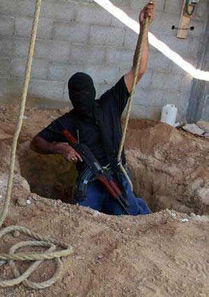 Un miliciano se introduce en uno de los túneles. (Foto: AP)