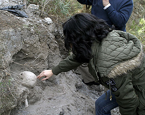 Exhumación de restos oseos en Granada. (Foto: EFE)