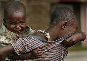 Dos niños lloran mientras buscan a sus padres en Kiwanja. (Foto: Jerome Delay)