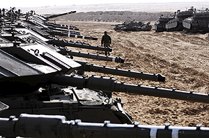 Fotografía cedida por las fuerzas de defensa israelíes este 29 de diciembre de 2008, que muestra a la artillería del país movilizándose en el borde de la Franja de Gaza. (EFE)
