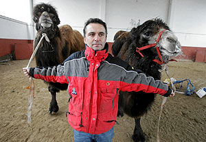 Javier García con dos de los ejemplares de El Centauro. (Foto: CARLOS ESPESO) Javier García con dos de los ejemplares de El Centauro. (Foto: CARLOS ESPESO)